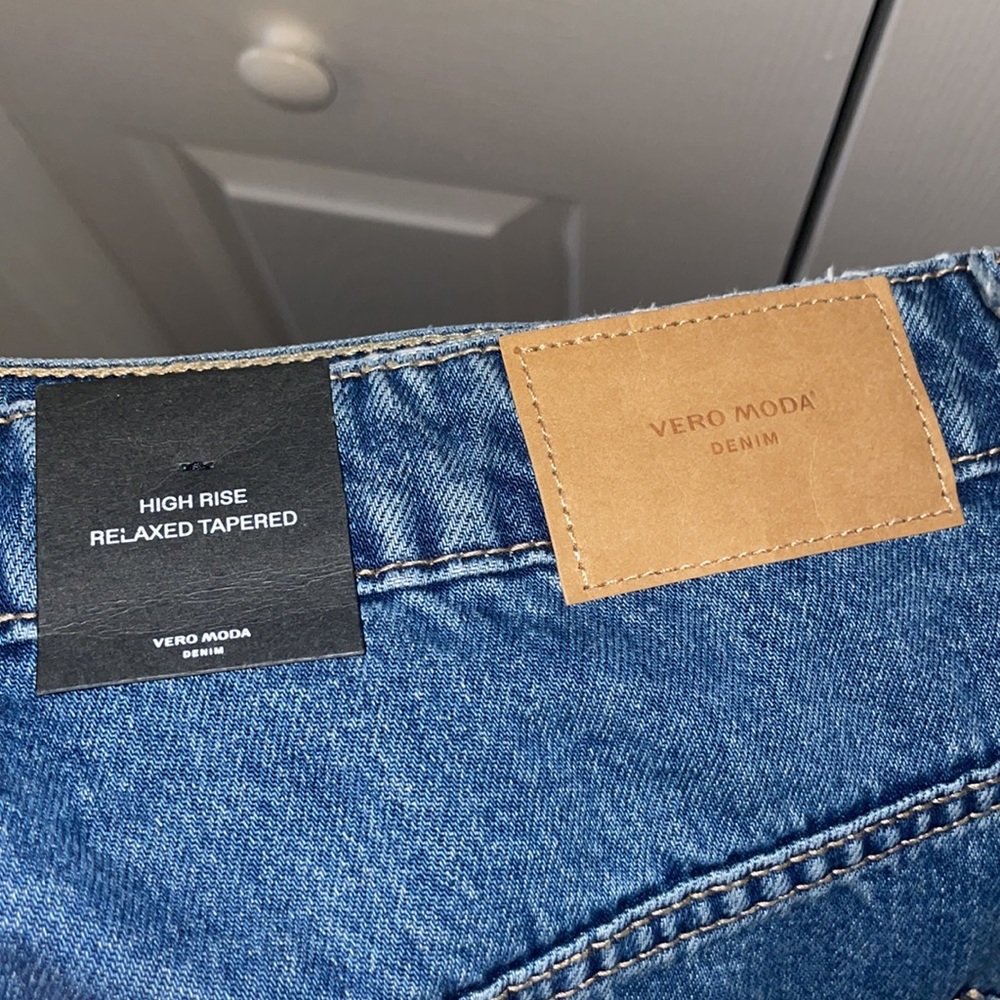 VERO MODA HIGH RISE RELAXED TAPERED JEANS NEW , 50x32, US 18, last one!